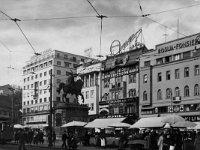 Trg bana Jelačića 1930-ih godna. Spomenik banu